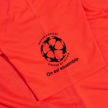 Lade das Bild in den Galerie-Viewer, O.G.Pezo x Pazar x Hässig – Kein Boygroup Jersey V3 – Signalrot

