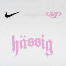 Lade das Bild in den Galerie-Viewer, O.G. Pezo x Hässig x Pazar -  kein Boygroup - Jersey weiß/rosa V1
